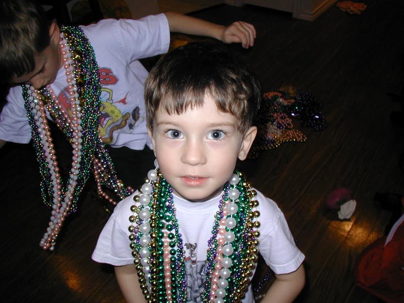 2005/02(February)/2005-Mardi-Gras/800x600_2005-02-07-beads-3-Dax.JPG