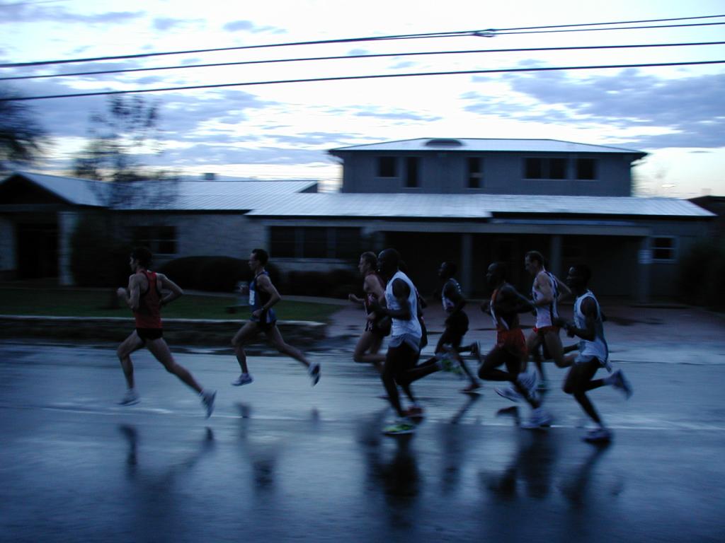 2005/02(February)/Freescale-Marathon/1024x768_2005-02-13-Freescale-Marathon-13-first-runners.JPG