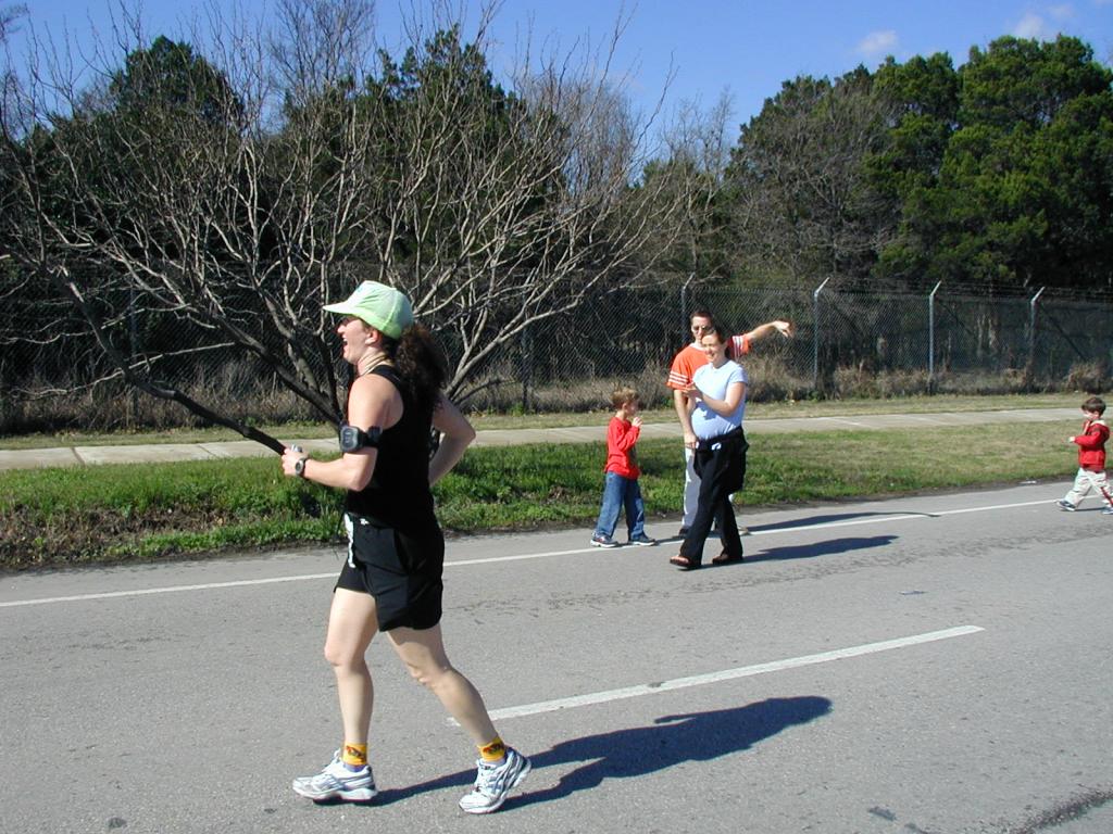 2005/02(February)/Freescale-Marathon/1024x768_2005-02-13-Freescale-Marathon-31-Suzi-mile17-Chance-Heather-Josh-Dax.JPG