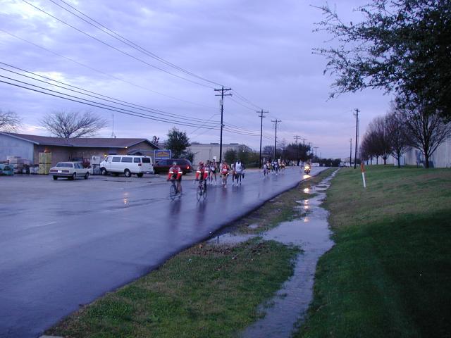 2005/02(February)/Freescale-Marathon/640x480_2005-02-13-Freescale-Marathon-12-first-runners.JPG