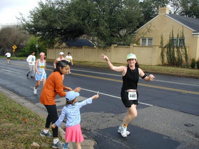 2005-02-13-Freescale-Marathon-21-Suzi-mile8-Kavita-Kalyani.JPG