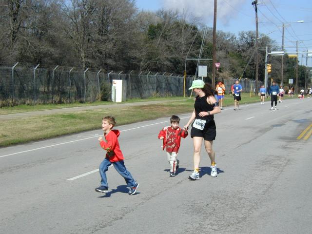 2005-02-13-Freescale-Marathon-29-Suzi-mile17-Chance-Dax.JPG