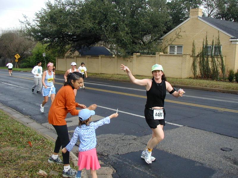 2005-02-13-Freescale-Marathon-21-Suzi-mile8-Kavita-Kalyani.JPG