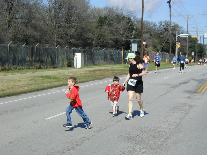 2005-02-13-Freescale-Marathon-29-Suzi-mile17-Chance-Dax.JPG