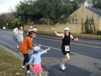 2005-02-13-Freescale-Marathon-21-Suzi-mile8-Kavita-Kalyani.JPG