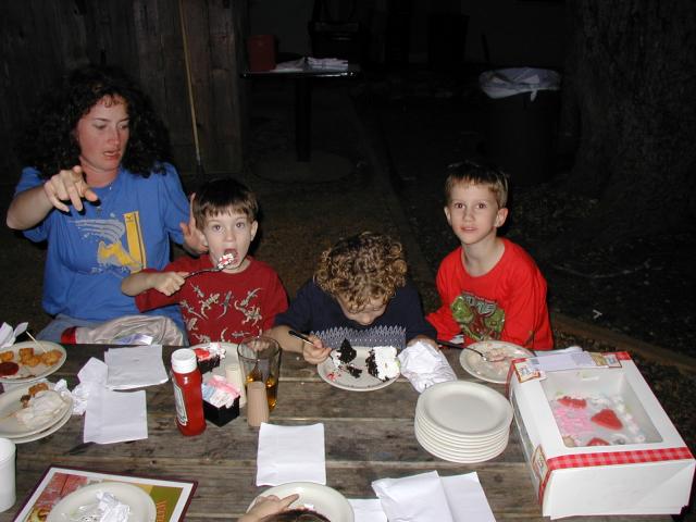 2005/02(February)/Kyla-3rd-Bday/640x480_2005-02-13-Kyla-3rd-bday-05-Suzi-Dax-Vale-Chance.JPG