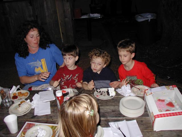 2005/02(February)/Kyla-3rd-Bday/640x480_2005-02-13-Kyla-3rd-bday-06-Suzi-Dax-Vale-Chance.JPG