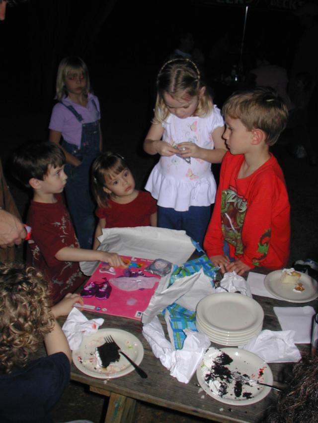 2005/02(February)/Kyla-3rd-Bday/640x480_2005-02-13-Kyla-3rd-bday-10-Dax-Chance.JPG