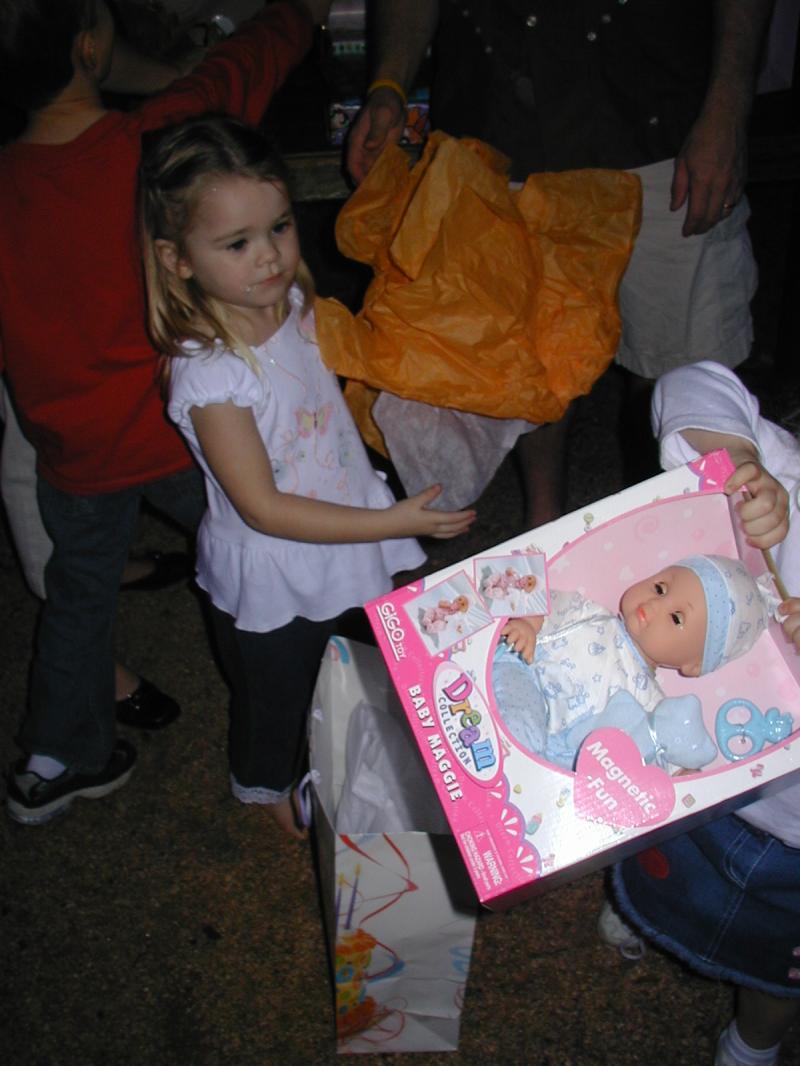 2005/02(February)/Kyla-3rd-Bday/800x600_2005-02-13-Kyla-3rd-bday-07.JPG