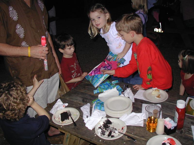 2005/02(February)/Kyla-3rd-Bday/800x600_2005-02-13-Kyla-3rd-bday-09-Dax-Chance.JPG