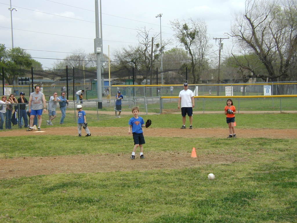2005/03(March)/Chance-Tball/1024x768_2005-03-19-Chance-Tball-12-throwing-to-1st.JPG