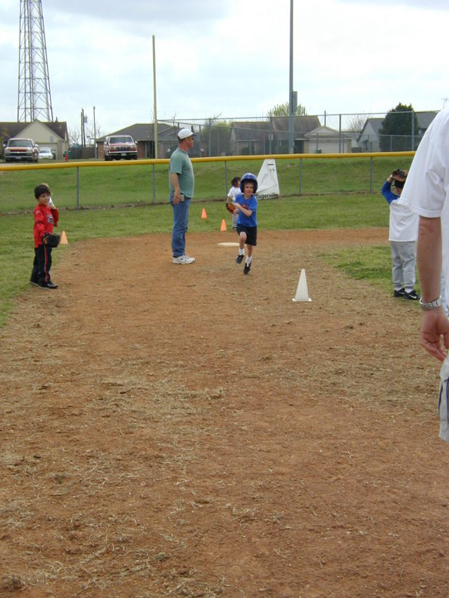2005-03-19-Chance-Tball-15-running-to-3rd.JPG
