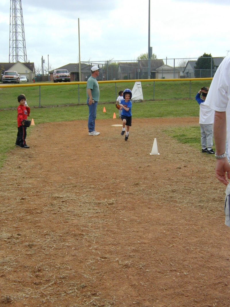 2005/03(March)/Chance-Tball/800x600_2005-03-19-Chance-Tball-15-running-to-3rd.JPG