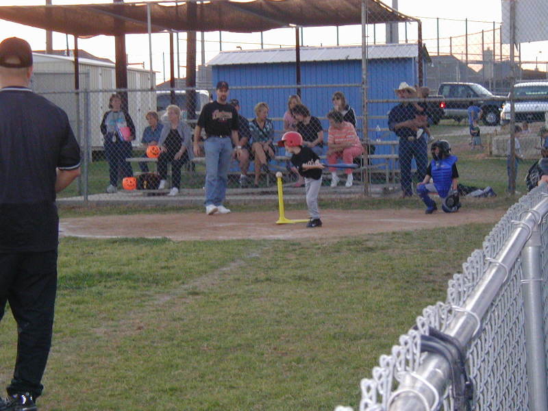 2005/03(March)/Chance-Tball/800x600_2005-03-24-Chance-Tball-07-strike2.JPG