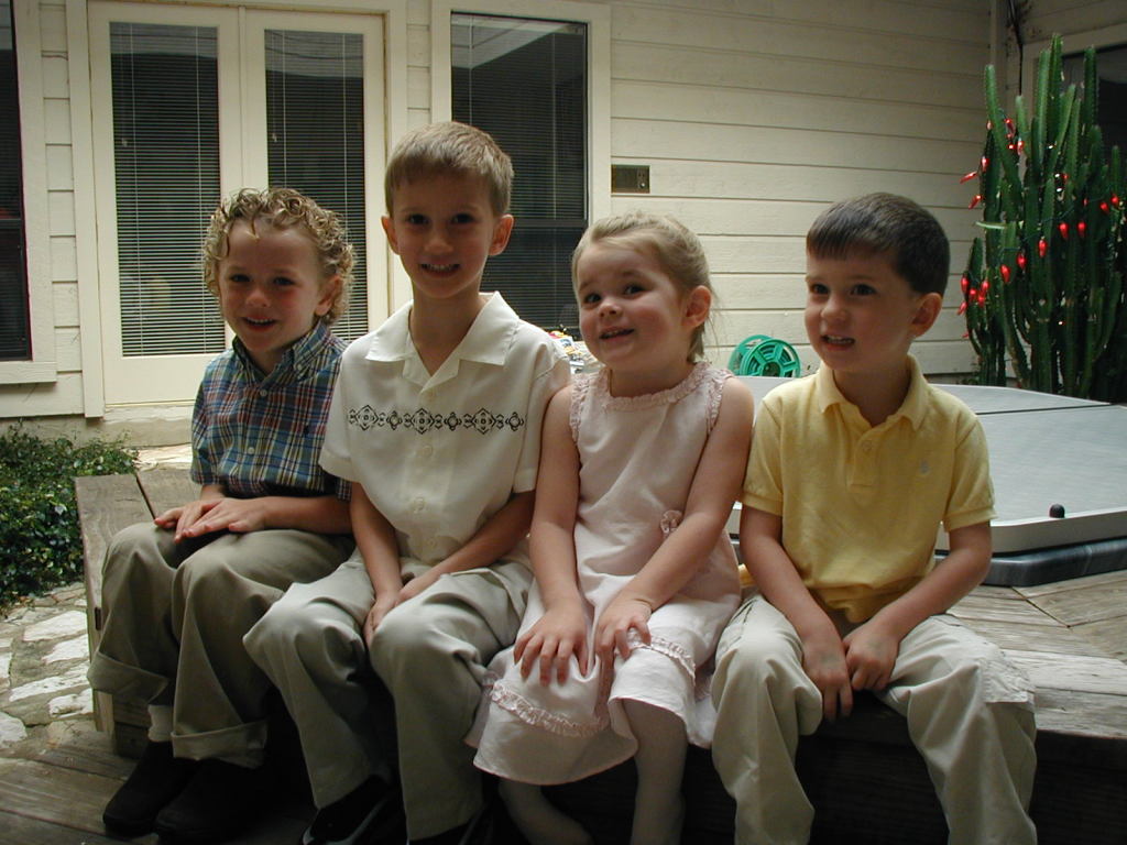 2005/03(March)/Easter/1024x768_2005-03-27-Easter-04-Vale-Chance-Kyla-Dax.JPG