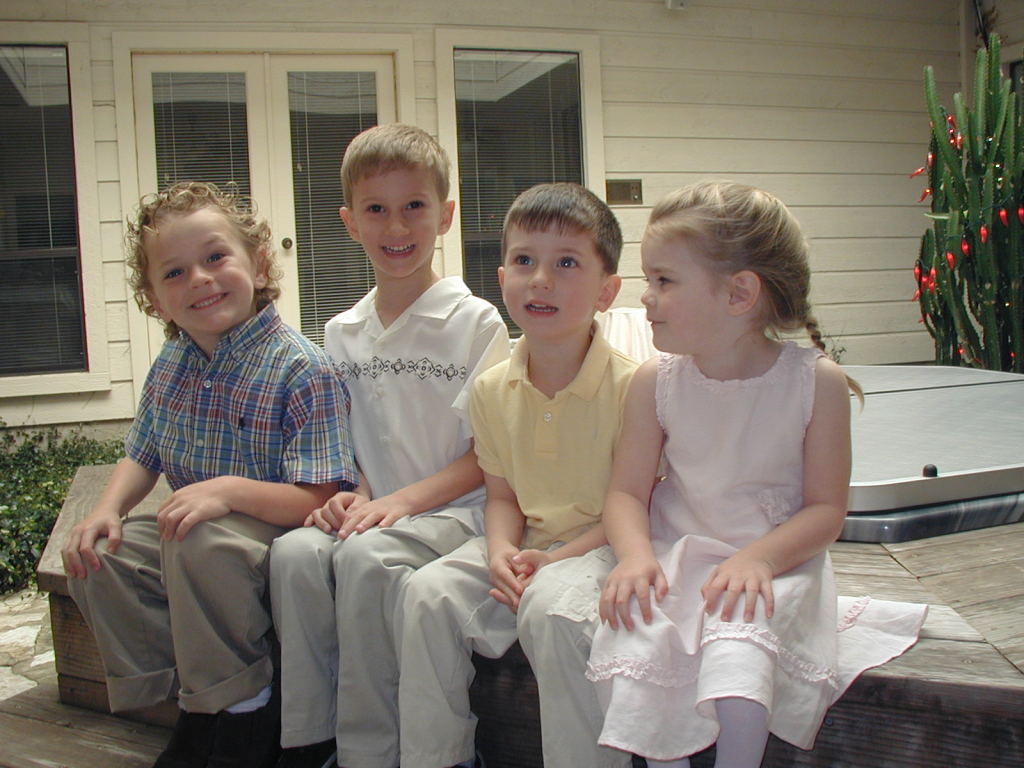 2005/03(March)/Easter/1024x768_2005-03-27-Easter-08-Vale-Chance-Kyla-Dax.JPG