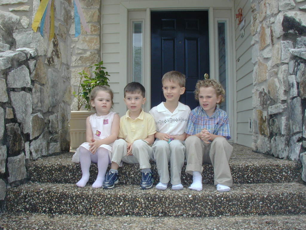 2005/03(March)/Easter/1024x768_2005-03-27-Easter-11-Vale-Chance-Kyla-Dax.JPG