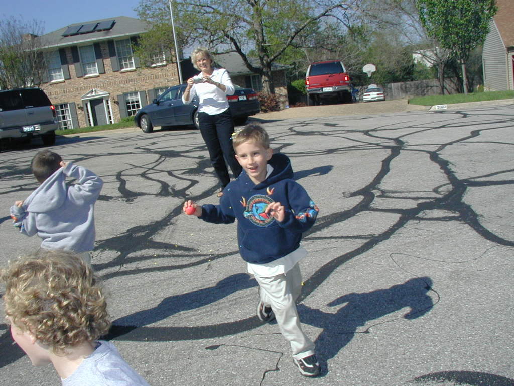 2005/03(March)/Easter/1024x768_2005-03-27-Easter-26-confetti-eggs-Dax-Janeen-Chance.JPG