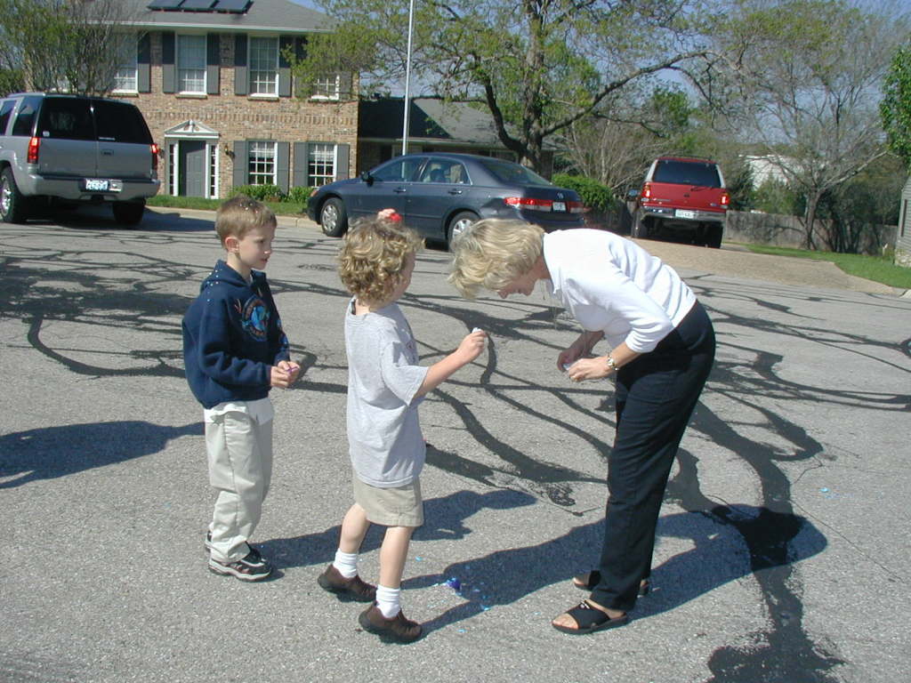 2005/03(March)/Easter/1024x768_2005-03-27-Easter-29-confetti-eggs-Chance-Vale-Janeen.JPG