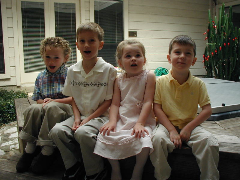 2005/03(March)/Easter/800x600_2005-03-27-Easter-02-Vale-Chance-Kyla-Dax.JPG