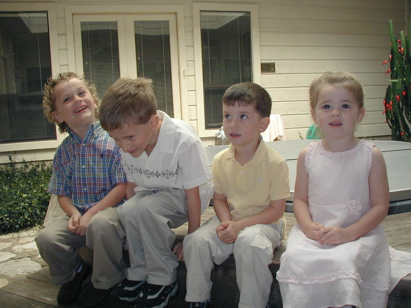 2005/03(March)/Easter/800x600_2005-03-27-Easter-05-Vale-Chance-Kyla-Dax.JPG