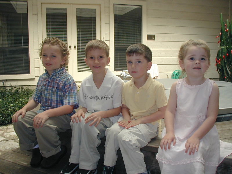 2005/03(March)/Easter/800x600_2005-03-27-Easter-06-Vale-Chance-Kyla-Dax.JPG