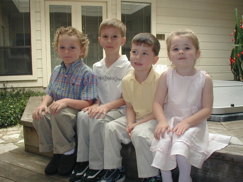 2005/03(March)/Easter/800x600_2005-03-27-Easter-07-Vale-Chance-Kyla-Dax.JPG