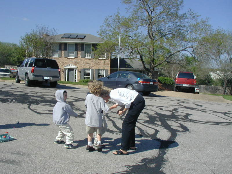 2005/03(March)/Easter/800x600_2005-03-27-Easter-28-confetti-eggs-Dax-Vale-Janeen.JPG