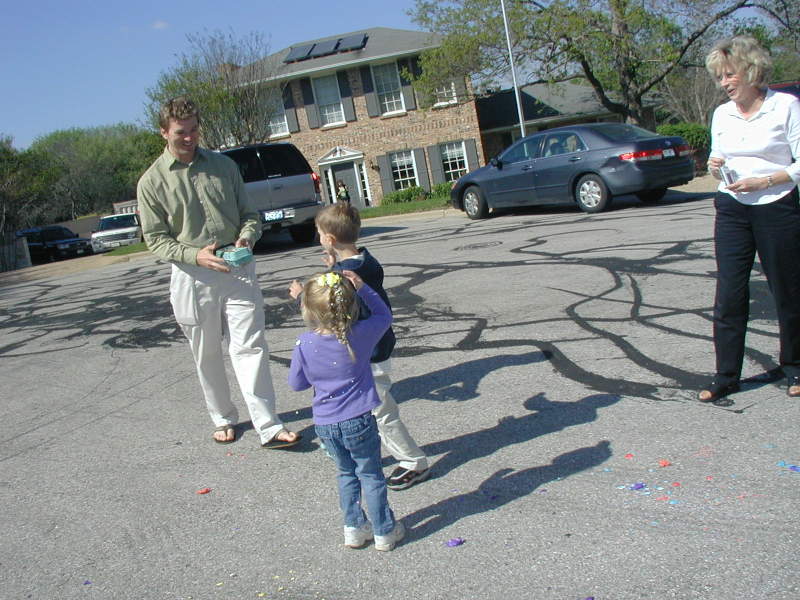 2005/03(March)/Easter/800x600_2005-03-27-Easter-30-confetti-eggs-Justin-Chance-Kyla-Janeen.JPG