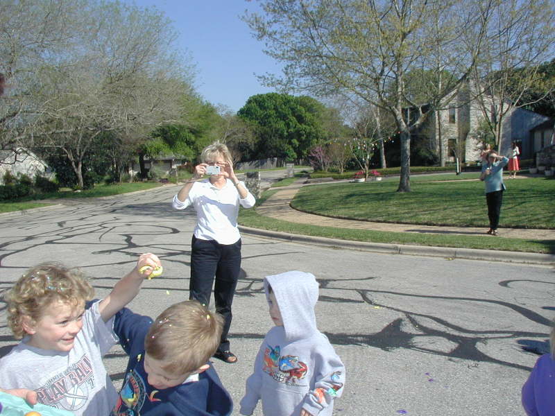 2005/03(March)/Easter/800x600_2005-03-27-Easter-31-confetti-eggs-Vale-Chance-Dax.JPG