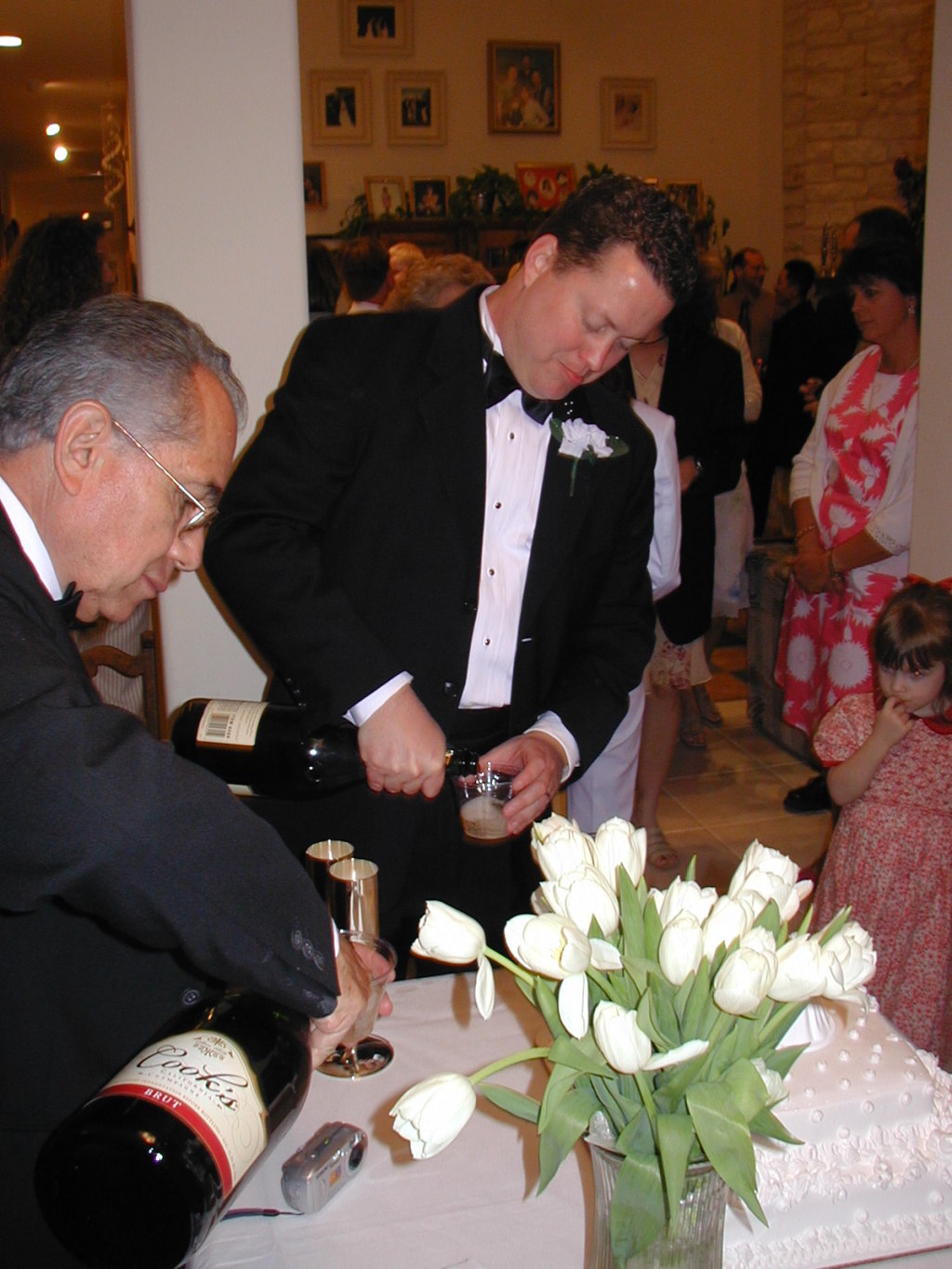2005/03(March)/Greg-Mariana-Wedding/1024x768_2005-03-18-Greg-Mariana-wedding-19-champagne.JPG