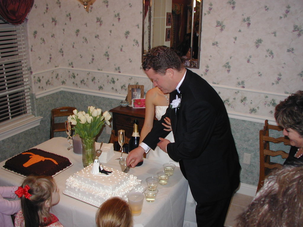 2005/03(March)/Greg-Mariana-Wedding/1024x768_2005-03-18-Greg-Mariana-wedding-27-cake.JPG