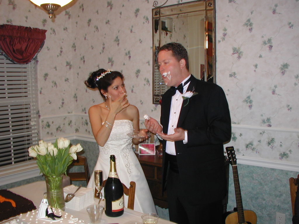 2005/03(March)/Greg-Mariana-Wedding/1024x768_2005-03-18-Greg-Mariana-wedding-30-wearing-cake.JPG