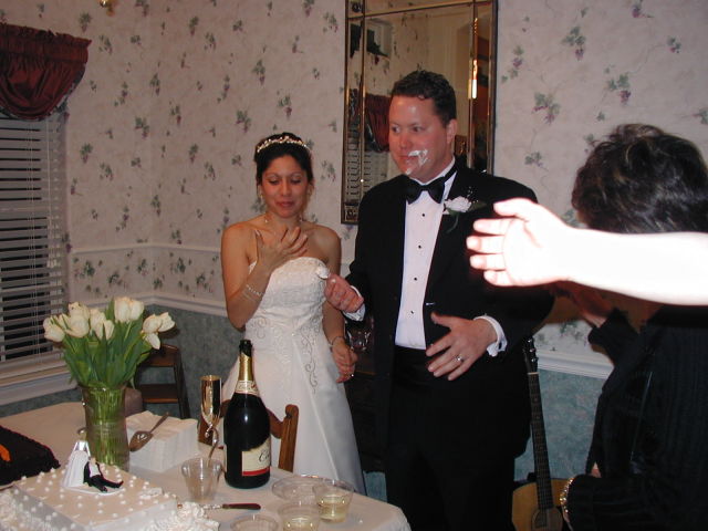 2005/03(March)/Greg-Mariana-Wedding/640x480_2005-03-18-Greg-Mariana-wedding-31-wearing-cake.JPG