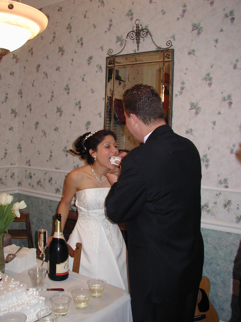 2005/03(March)/Greg-Mariana-Wedding/800x600_2005-03-18-Greg-Mariana-wedding-28-cake.JPG