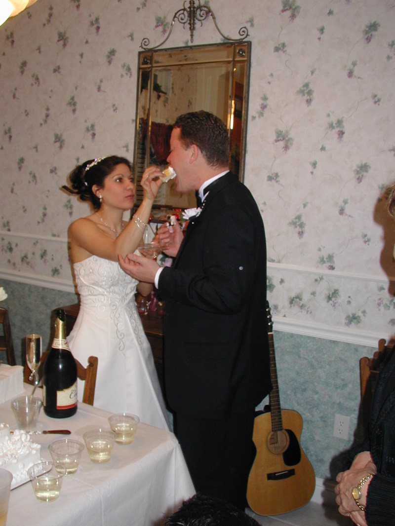 2005/03(March)/Greg-Mariana-Wedding/800x600_2005-03-18-Greg-Mariana-wedding-29-cake.JPG