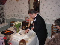 2005-03-18-Greg-Mariana-wedding-27-cake.JPG