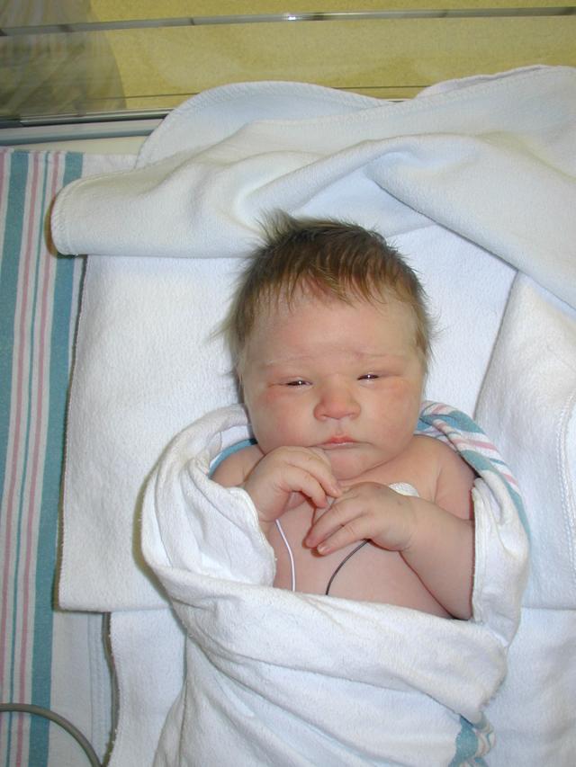 2005/03(March)/Ian-born/640x480_2005-03-11-Baby-Ian-8.JPG