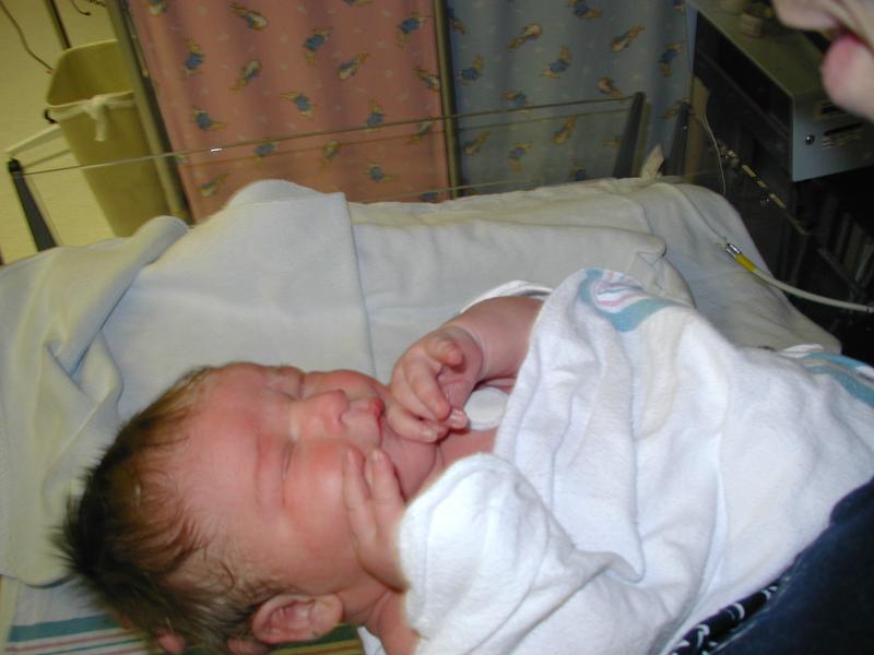 2005/03(March)/Ian-born/800x600_2005-03-11-Baby-Ian-3.JPG