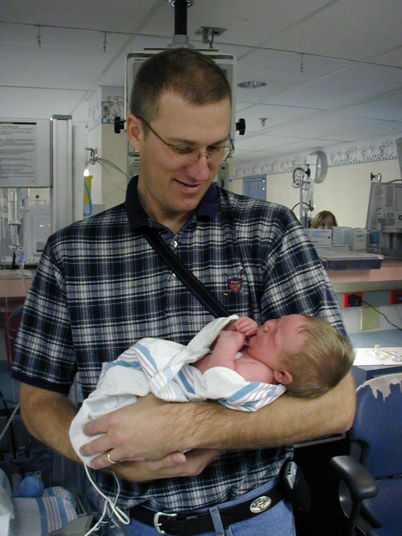 2005/03(March)/Ian-born/800x600_2005-03-11-Baby-Ian-4-Travis.JPG