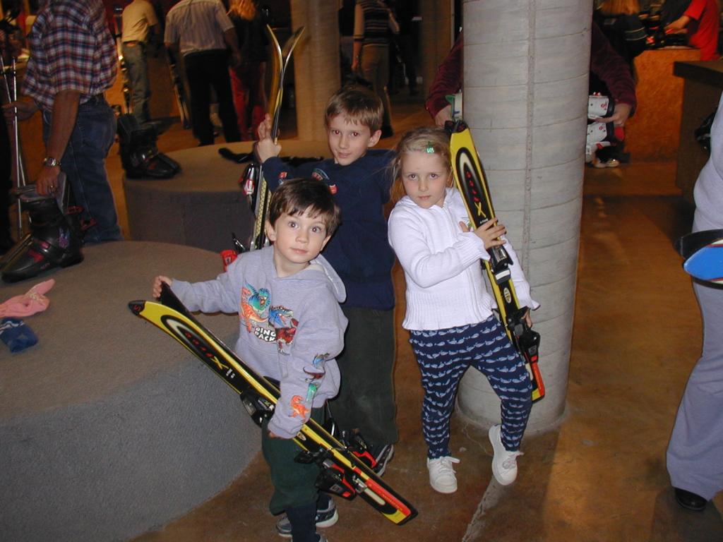 2005/03(March)/Ruidoso/Day1-skiing/1024x768_2005-03-12-Ruidoso-renting-skis-6-Dax-Chance-McKenzie.JPG