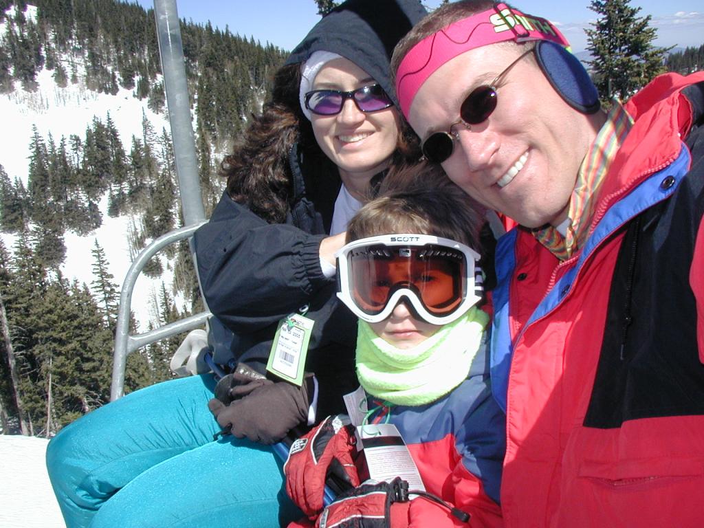 2005/03(March)/Ruidoso/Day1-skiing/1024x768_2005-03-13-Rudoso-Skiing-07-Suzi-Chance-Travis-ski-lift.JPG