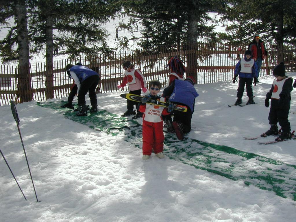 2005/03(March)/Ruidoso/Day1-skiing/1024x768_2005-03-13-Rudoso-Skiing-23--Dax-Kiddie-Koral.JPG
