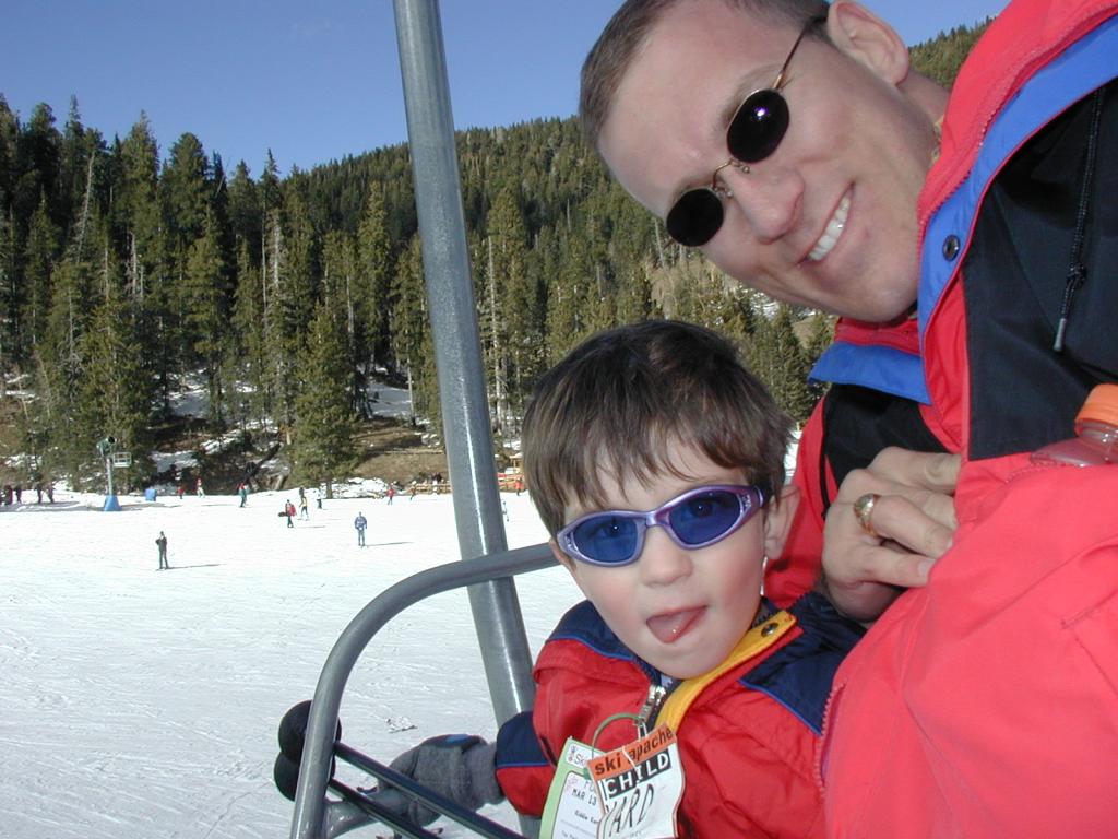2005/03(March)/Ruidoso/Day1-skiing/1024x768_2005-03-13-Rudoso-Skiing-25-Dax-Travis-ski-lift.JPG