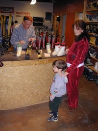 2005/03(March)/Ruidoso/Day1-skiing/2005-03-12-Ruidoso-renting-skis-1-Suzi-Dax.JPG