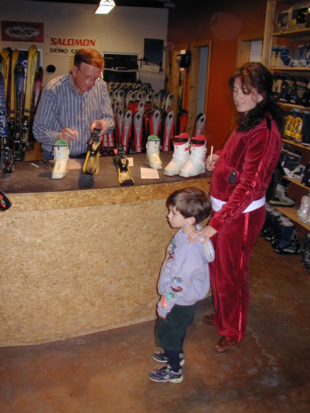 2005/03(March)/Ruidoso/Day1-skiing/640x480_2005-03-12-Ruidoso-renting-skis-1-Suzi-Dax.JPG