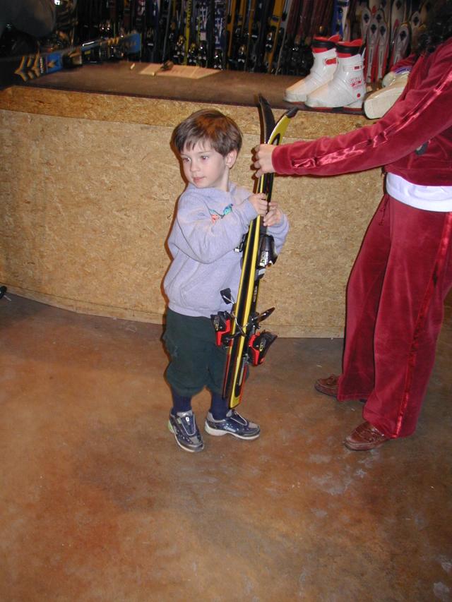 2005/03(March)/Ruidoso/Day1-skiing/640x480_2005-03-12-Ruidoso-renting-skis-3-Dax.JPG
