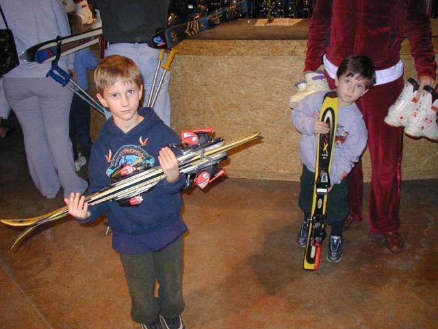 2005/03(March)/Ruidoso/Day1-skiing/640x480_2005-03-12-Ruidoso-renting-skis-4-Chance-Dax.JPG