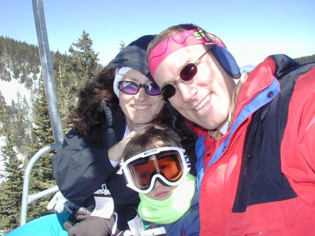 2005/03(March)/Ruidoso/Day1-skiing/640x480_2005-03-13-Rudoso-Skiing-06-Suzi-Chance-Travis-ski-lift.JPG