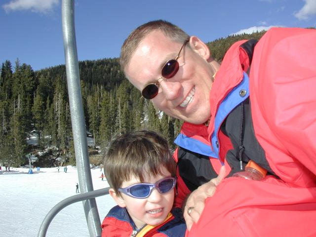 2005/03(March)/Ruidoso/Day1-skiing/640x480_2005-03-13-Rudoso-Skiing-26--Dax-Travis-ski-lift.JPG